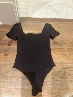 Aritzia contour Black Square Neck Short Sleeve Bodysuit